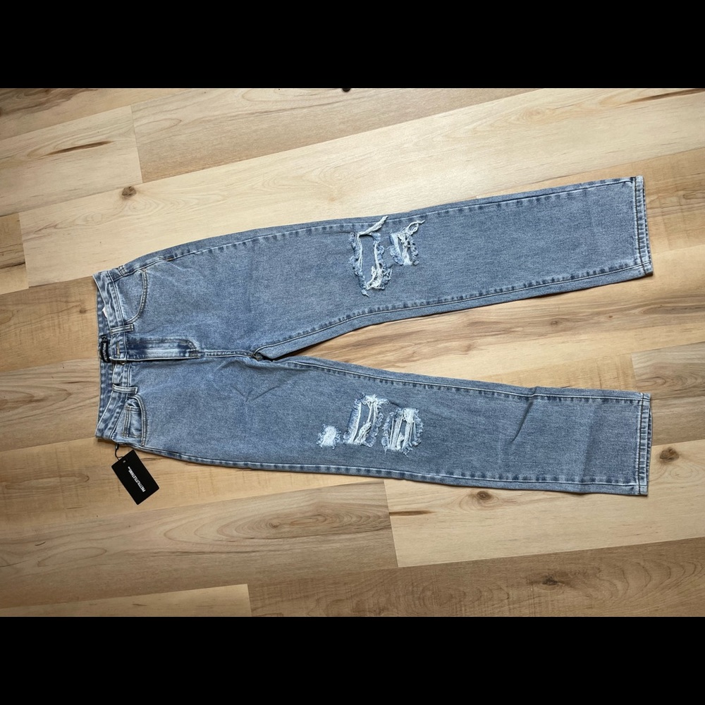 Straight leg denim jeans with slits in the knee